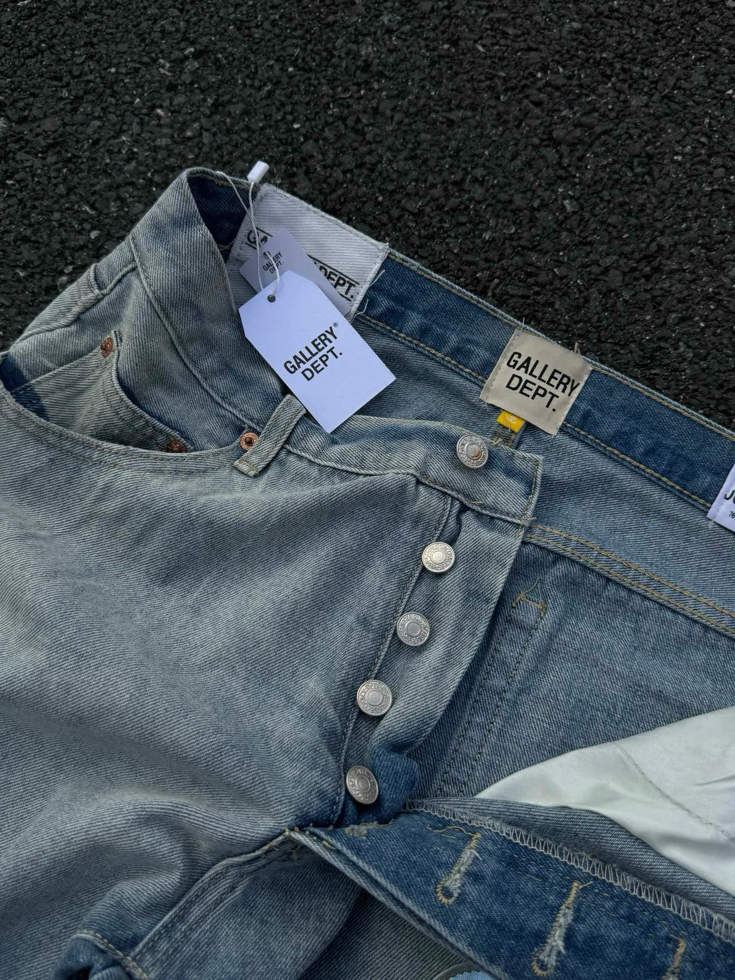 -Size upper body P240#G66 GALLERY DEPT. Denim spliced ​​with all-over printed leather ripped bell-bottoms, washed and distressed jeans. GALLERY is attracted by these bell-bottoms. Whether it is a reset of Carhartt or Levis, they all create a strong brand style. Since these pants are modified from rare vintage, the production capacity is limited. Therefore, after many icons wore them, these pants were once hard to find. Later, perhaps due to the improvement of GD's business in the past two years and the expansion of production lines, the brand itself lowered the price, so I can't wait any longer for these pants this year and will definitely buy them. During the process of the denim washing plant, the owner of the washing plant helped introduce a boss who had worked for Levi's foundry and started his own business. This also paved the way for the following styles. Therefore, Levi's remodeled single product for the base plate is really familiar. Whether it is the fabrics supplied or the lathes used in production, there is nothing to choose from. -Color: blue -Size: S-XXL (corresponding to 28-36)